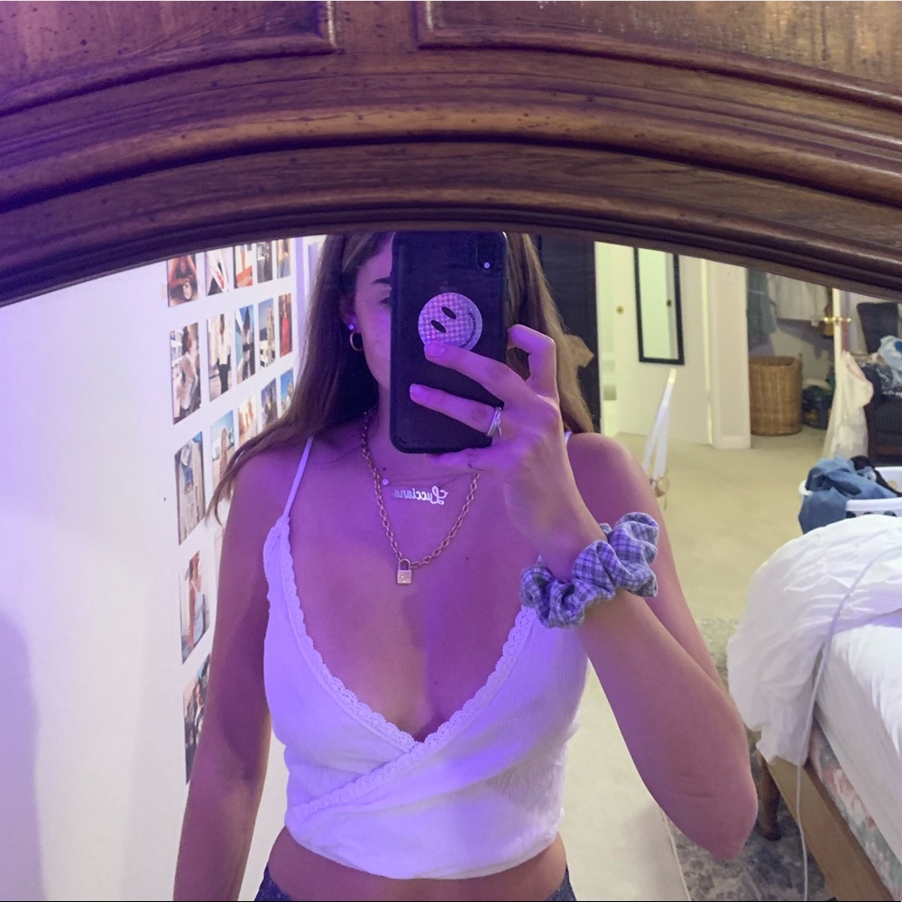 BRANDY MELVILLE TANK CROSS IN FRONT